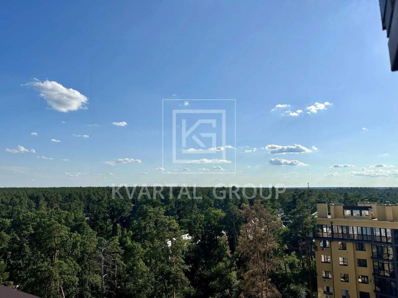 Продам квартиру з великою терасою та панорамними вікнами.