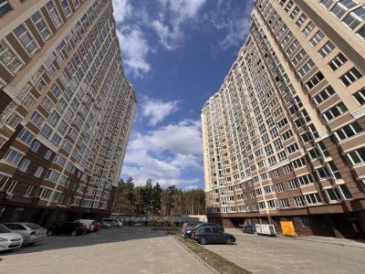 Простора 1к 42.6 м2 , поруч набережна