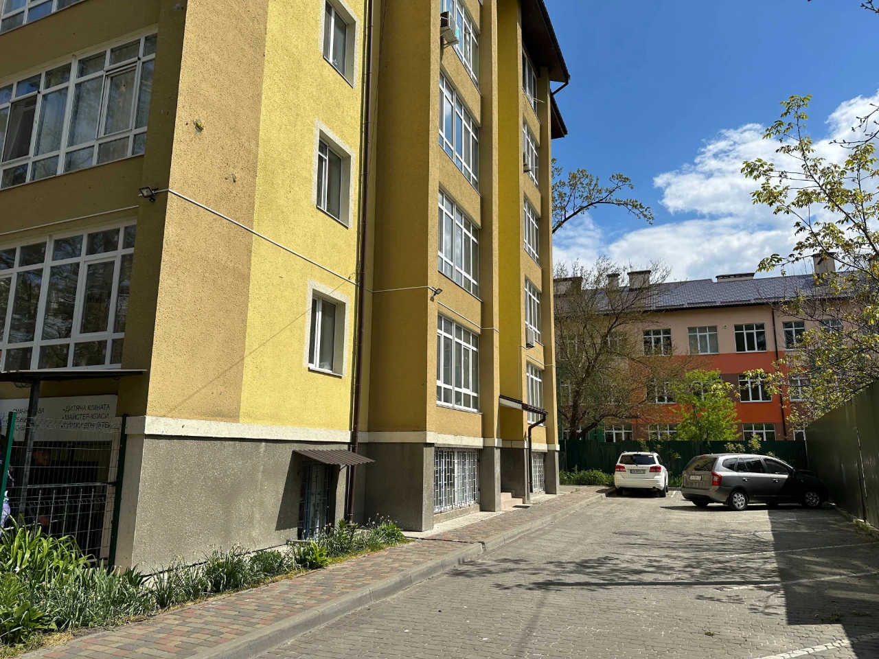 Продається просторная двухэтажная квартира в самом центре Ирпеня