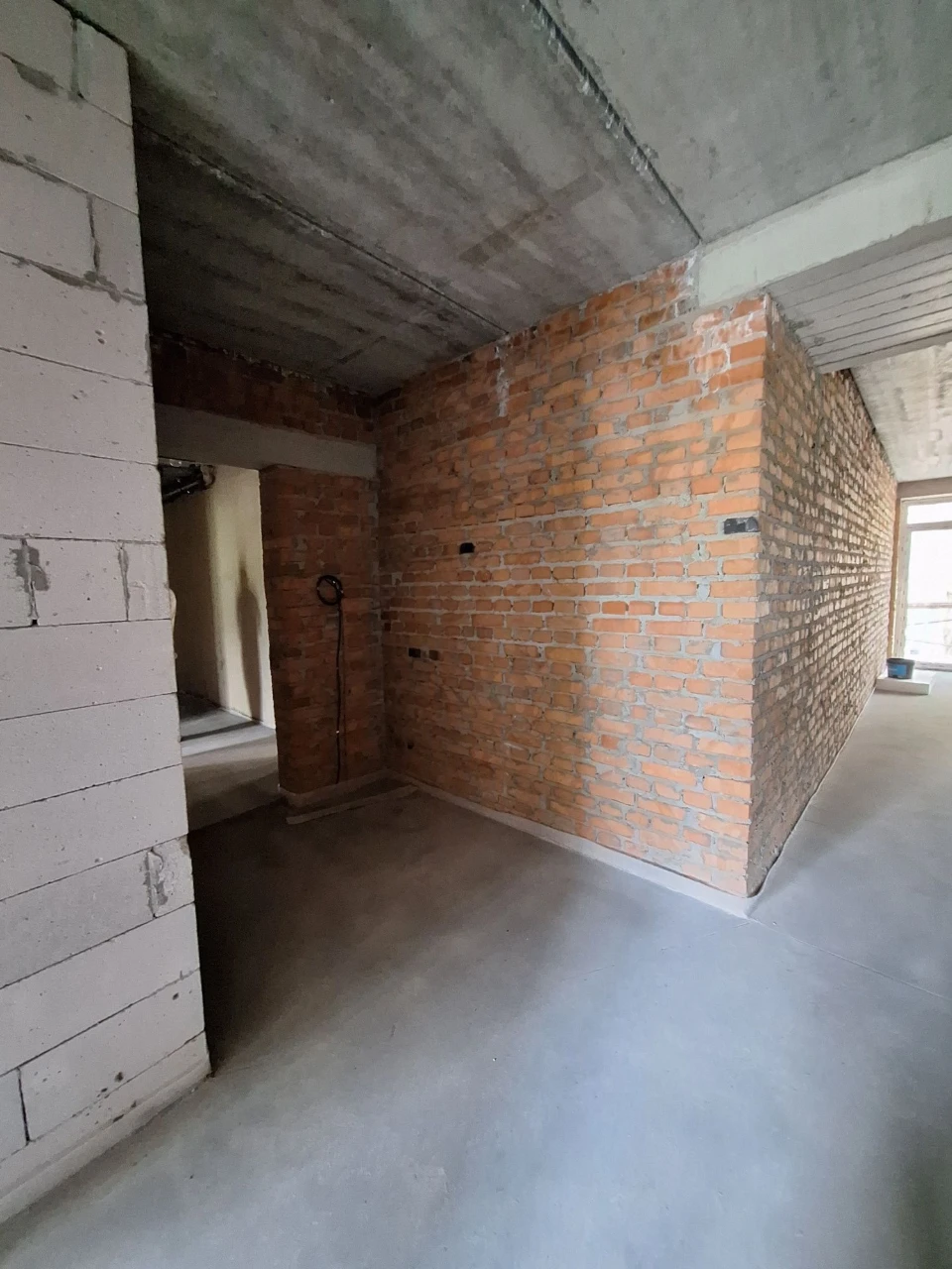 For sale, 2-bedroom apartment with a view of the park in the city center! There is gas!