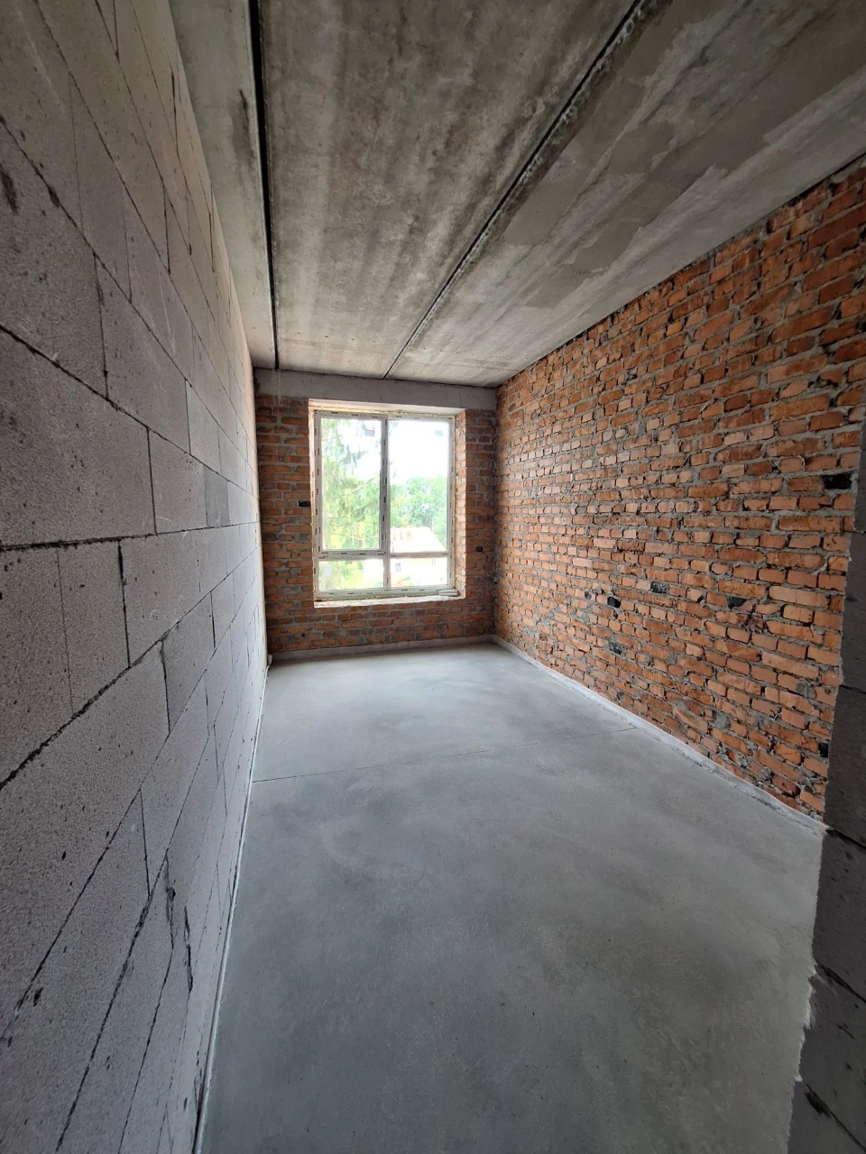 For sale, 2-bedroom apartment with a view of the park in the city center! There is gas!