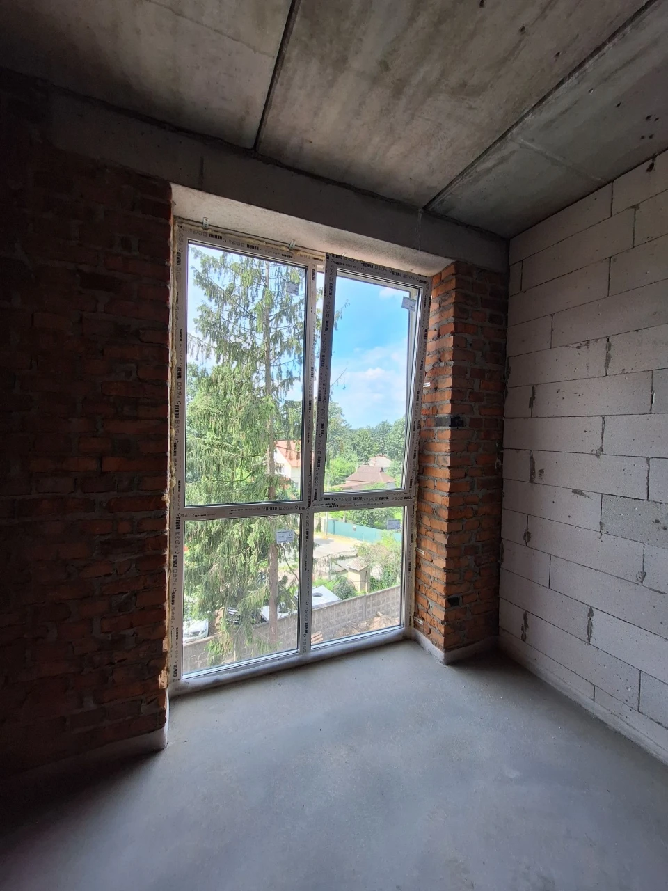 For sale, 2-bedroom apartment with a view of the park in the city center! There is gas!