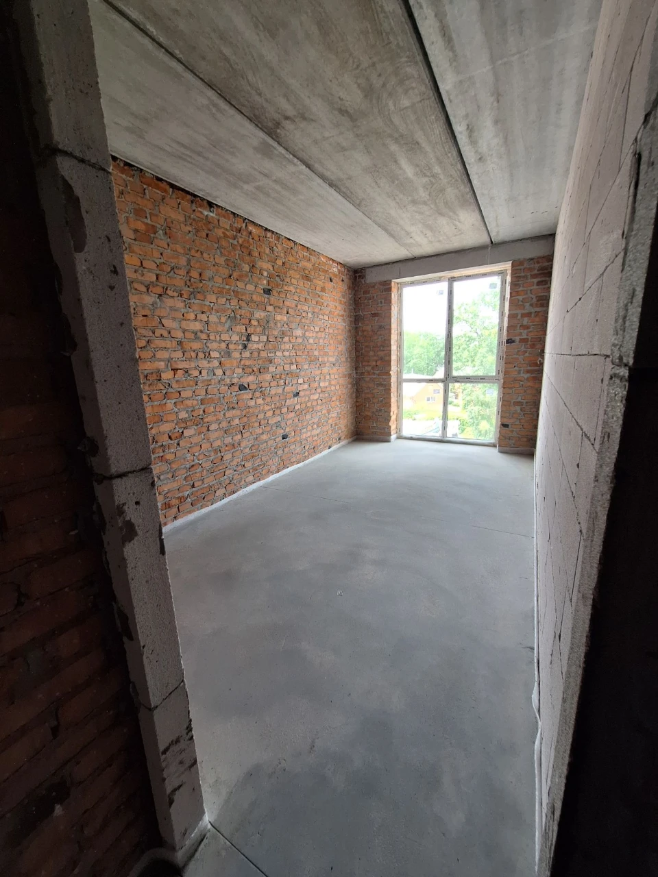 For sale, 2-bedroom apartment with a view of the park in the city center! There is gas!