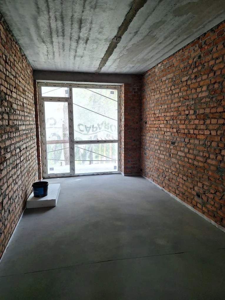 For sale, 2-bedroom apartment with a view of the park in the city center! There is gas!