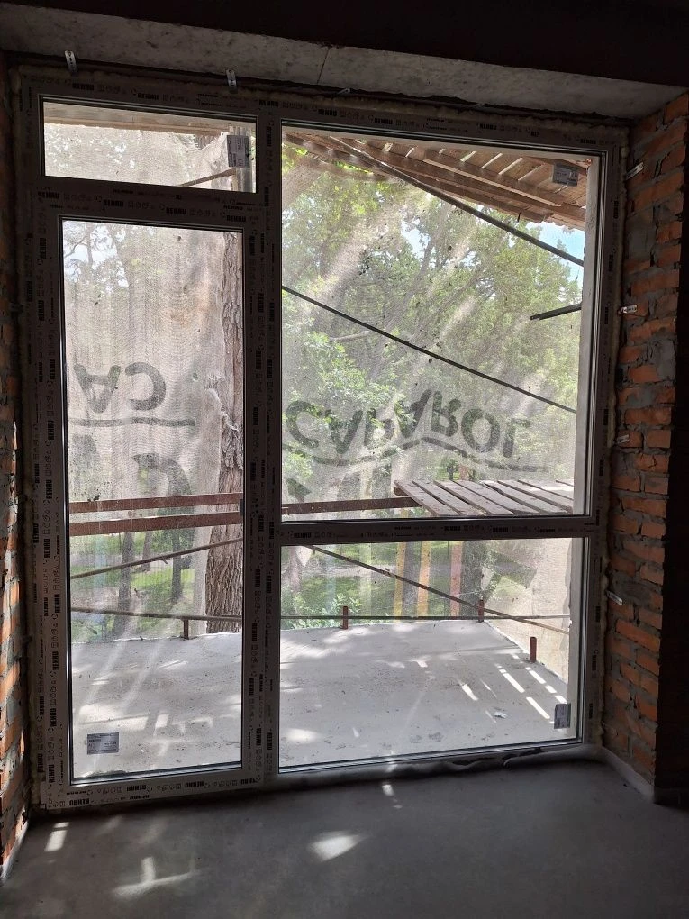 For sale, 2-bedroom apartment with a view of the park in the city center! There is gas!