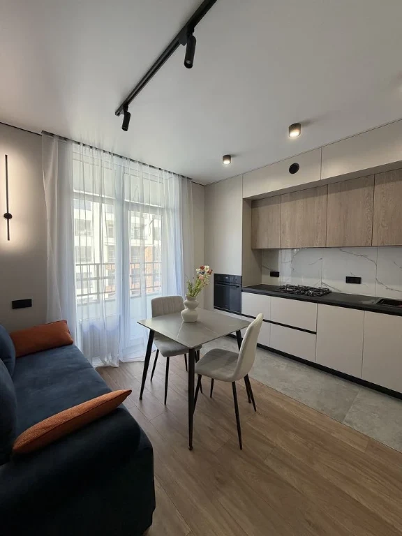 Stylish Euro 2-room apartment with new renovation in Synergy City Residence!