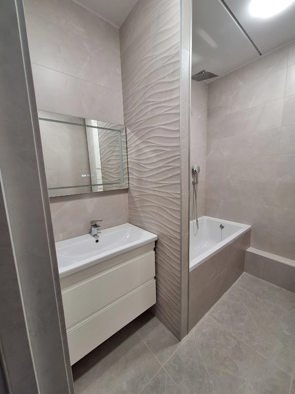 2-bedroom apartment with new renovation, 2% off! Certificate