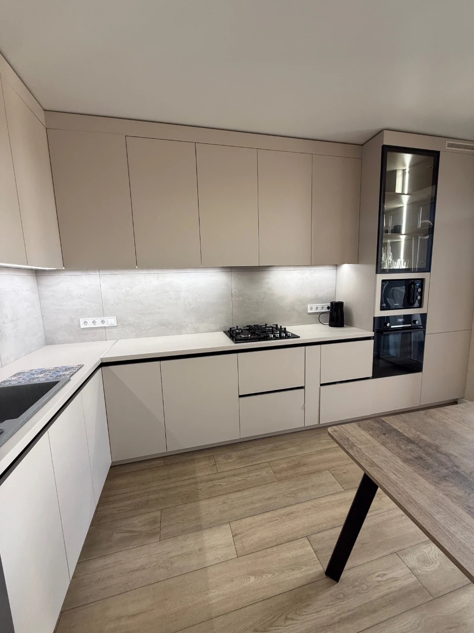 Sale of a large 2-bedroom apartment with Designer Renovation. Gas