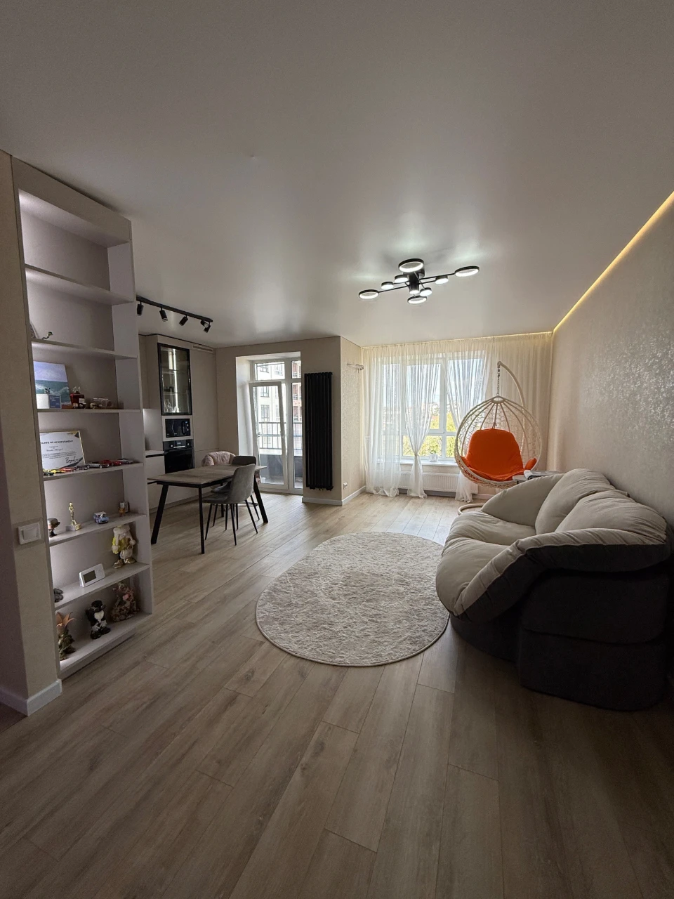 Sale of a large 2-bedroom apartment with Designer Renovation. Gas