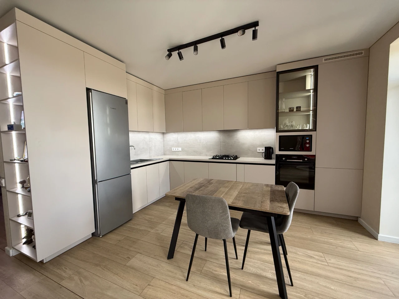 Sale of a large 2-bedroom apartment with Designer Renovation. Gas