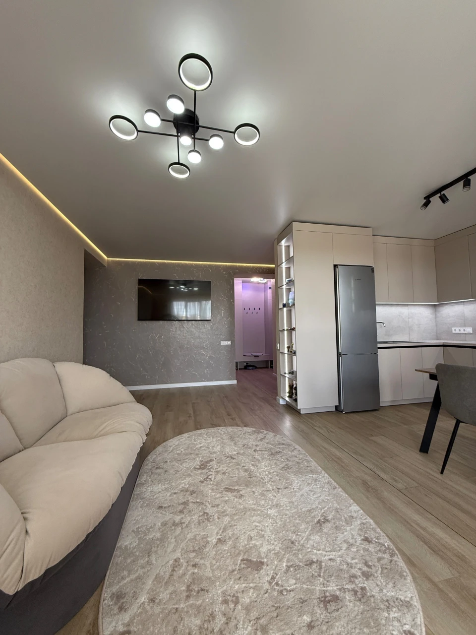 Sale of a large 2-bedroom apartment with Designer Renovation. Gas