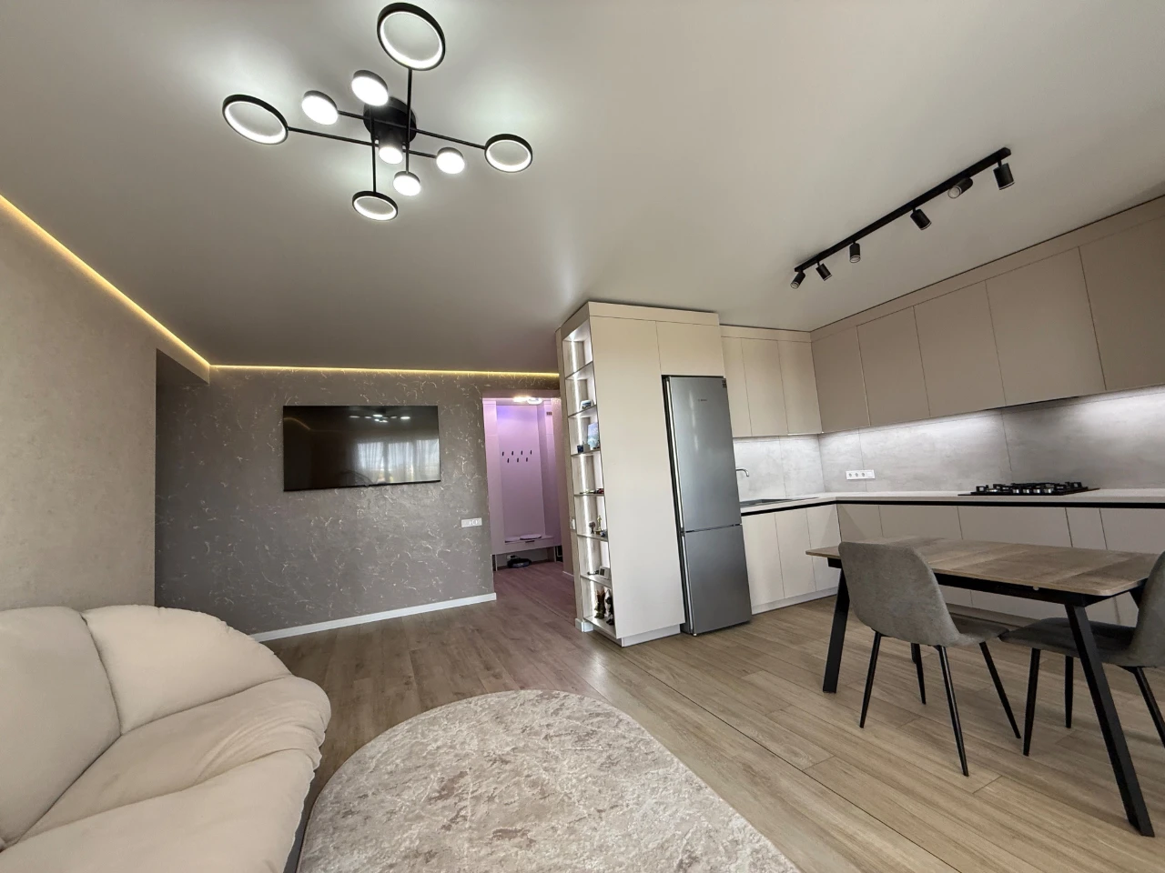 Sale of a large 2-bedroom apartment with Designer Renovation. Gas