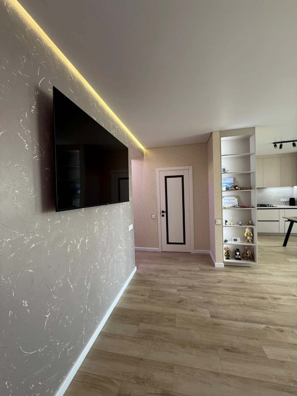 Sale of a large 2-bedroom apartment with Designer Renovation. Gas
