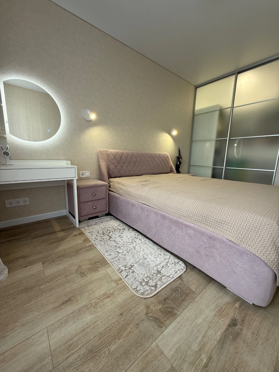Sale of a large 2-bedroom apartment with Designer Renovation. Gas