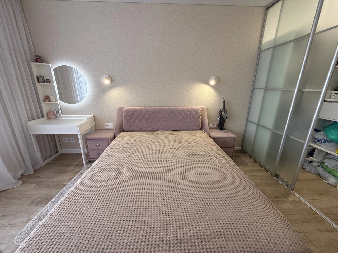 Sale of a large 2-bedroom apartment with Designer Renovation. Gas