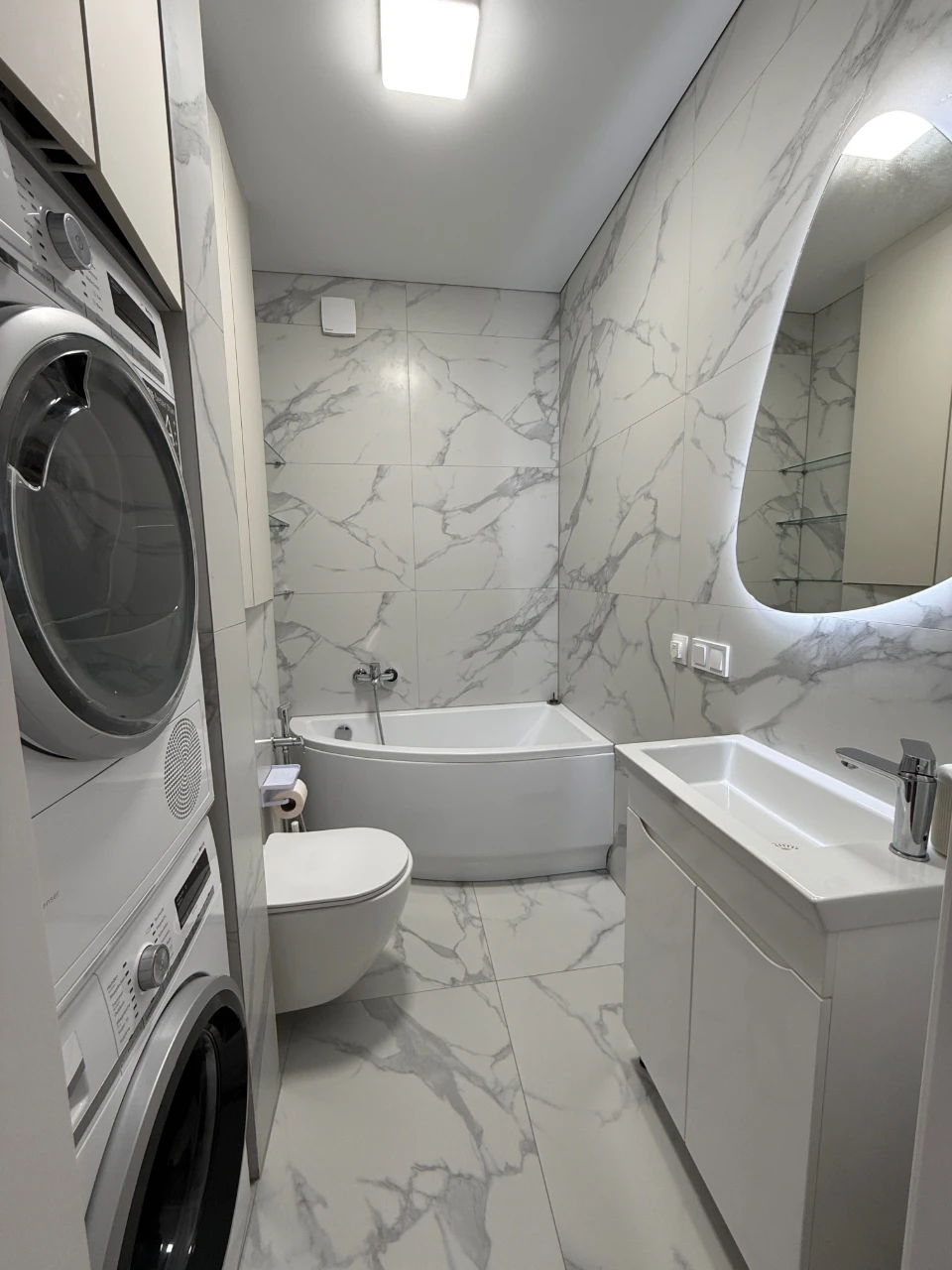 Sale of a large 2-bedroom apartment with Designer Renovation. Gas