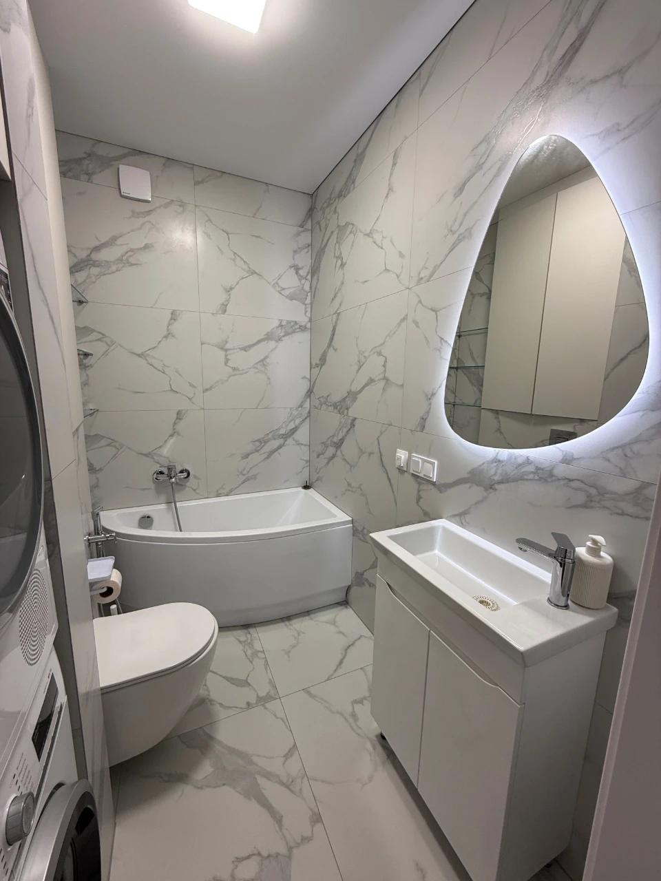 Sale of a large 2-bedroom apartment with Designer Renovation. Gas