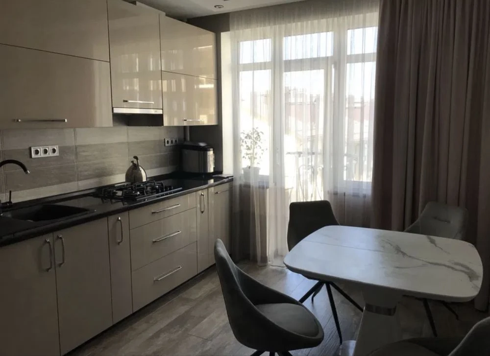3 room apartment with Quality Renovation in a Developed Area! No Commission