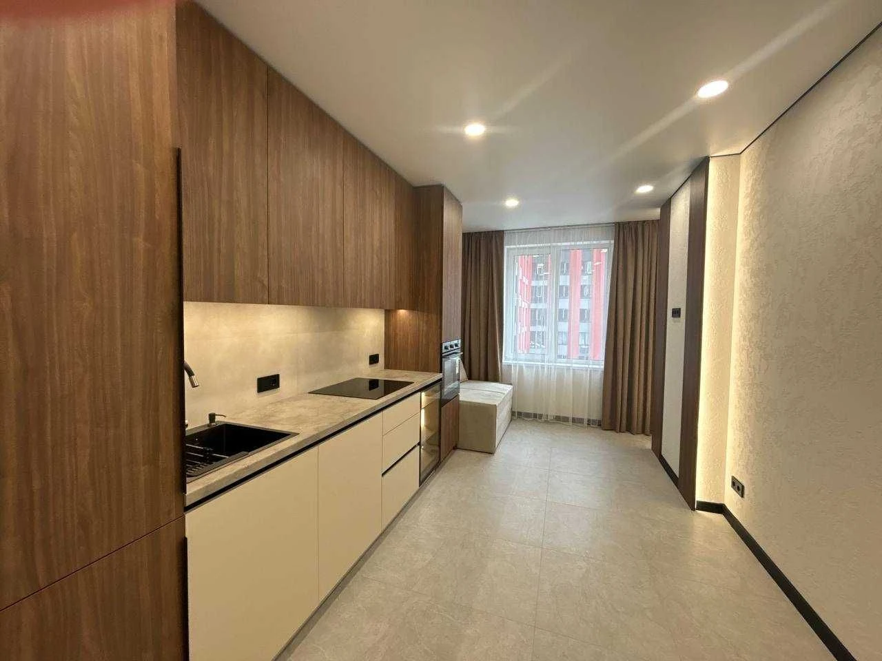 Ideal Apartment in an Ideal Complex