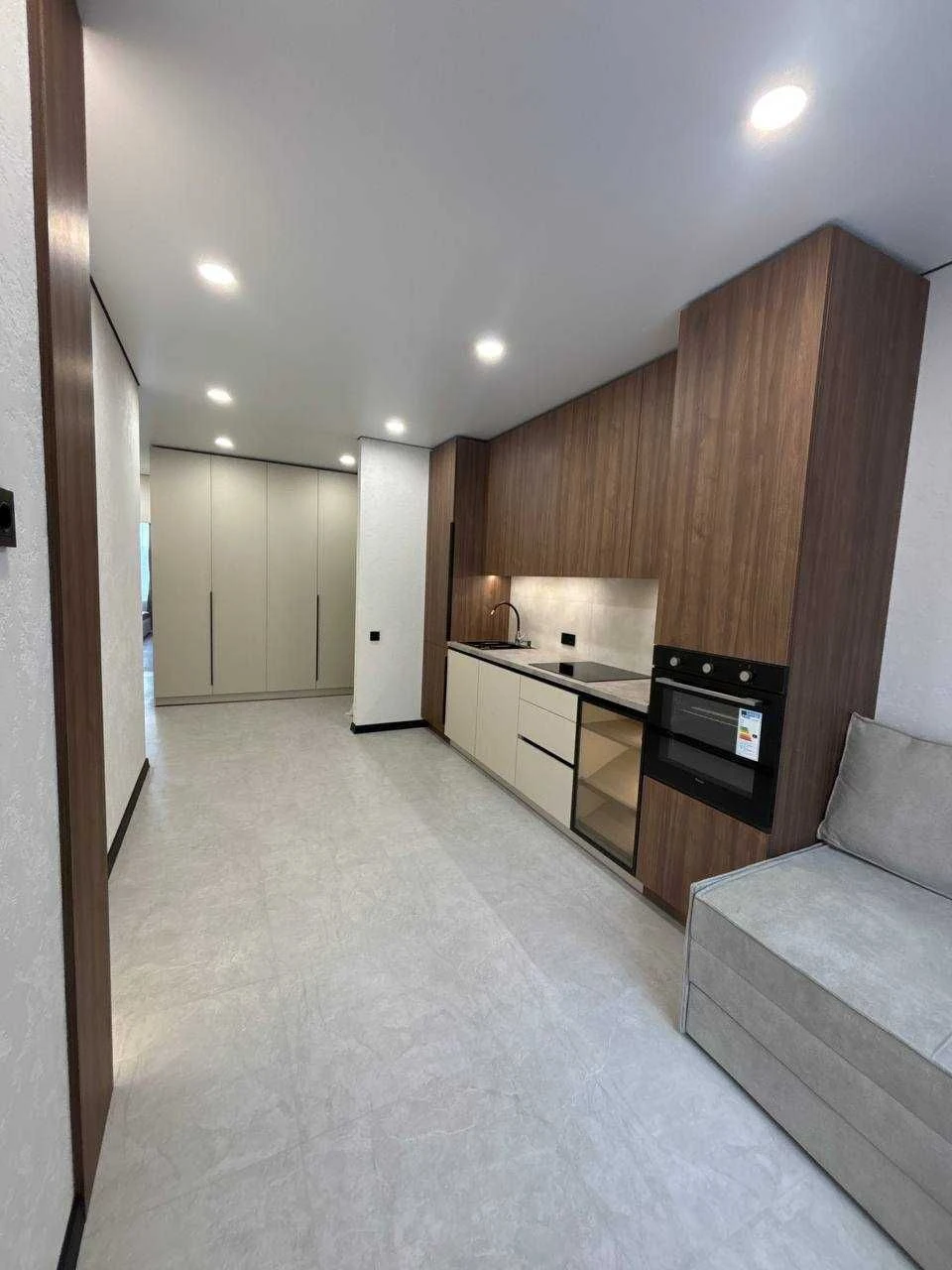 Ideal Apartment in an Ideal Complex