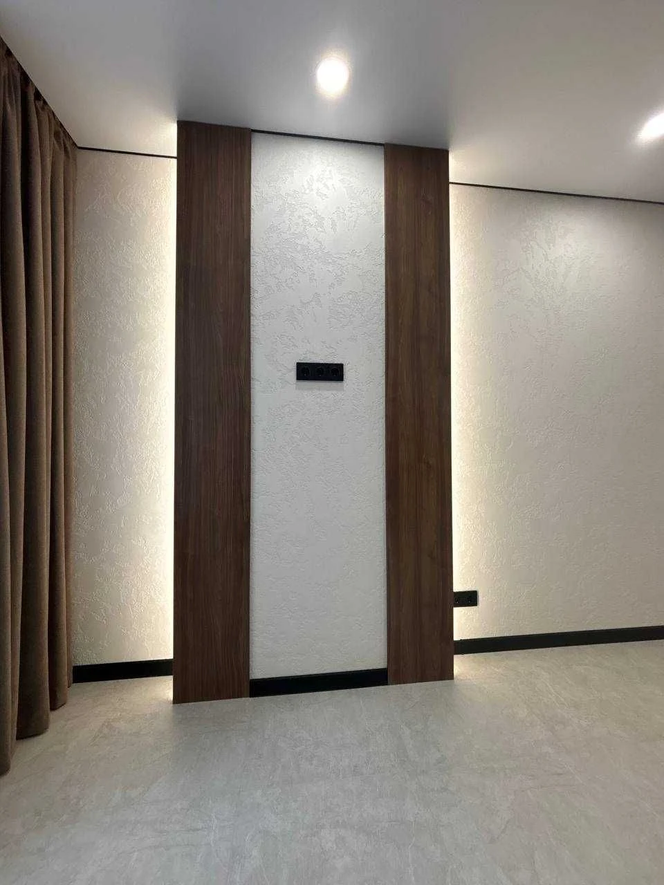 Ideal Apartment in an Ideal Complex