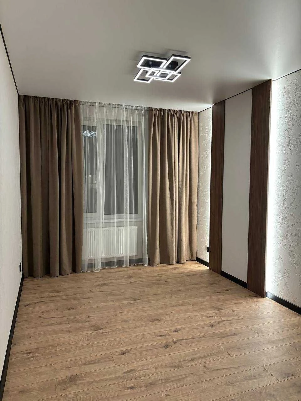 Ideal Apartment in an Ideal Complex