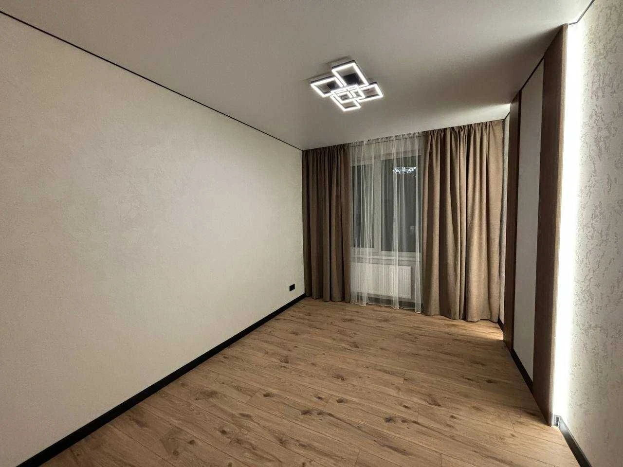 Ideal Apartment in an Ideal Complex