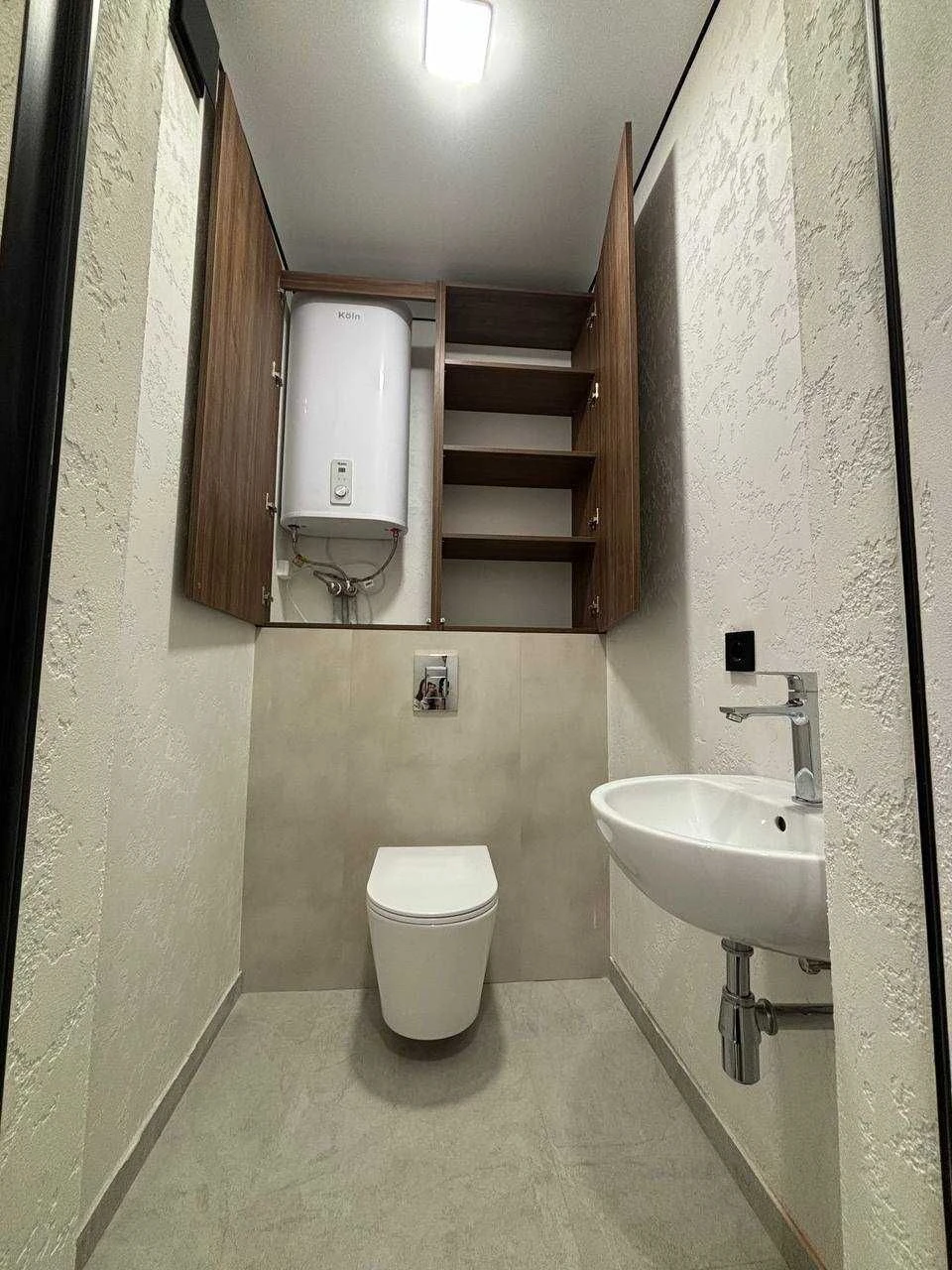 Ideal Apartment in an Ideal Complex