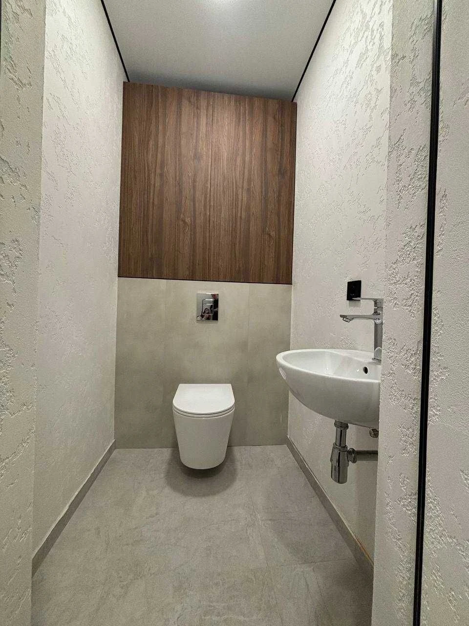 Ideal Apartment in an Ideal Complex