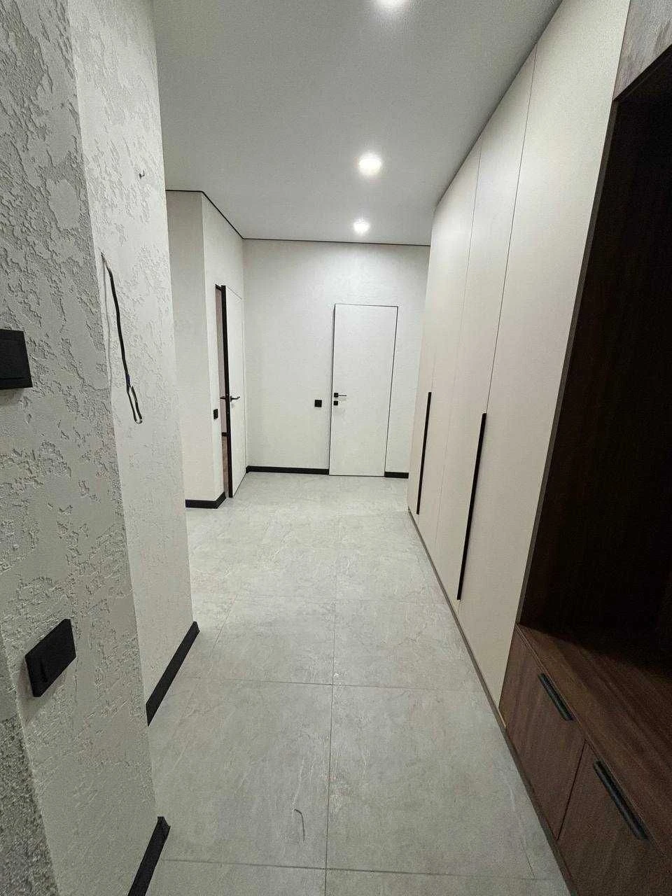 Ideal Apartment in an Ideal Complex