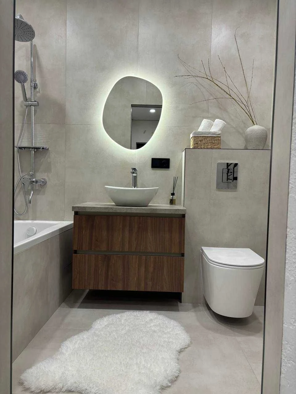Ideal Apartment in an Ideal Complex