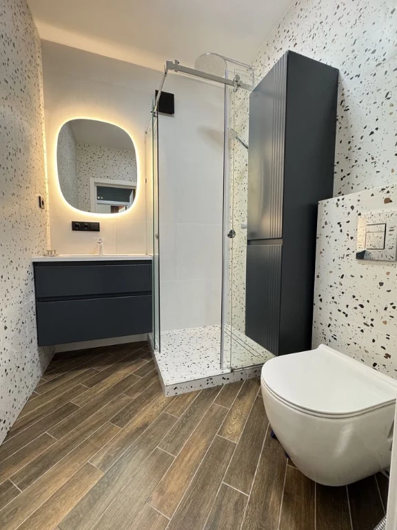 One-bedroom apartment with new renovation! Furniture and appliances! GAS! BALCONY!