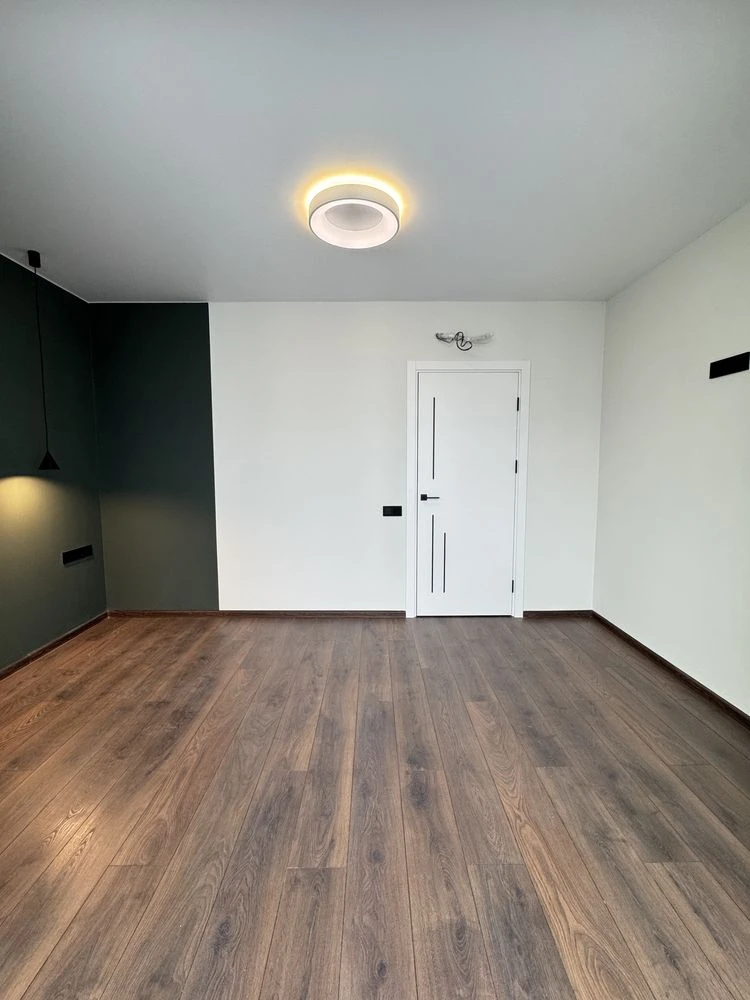 One-bedroom apartment with new renovation! Furniture and appliances! GAS! BALCONY!