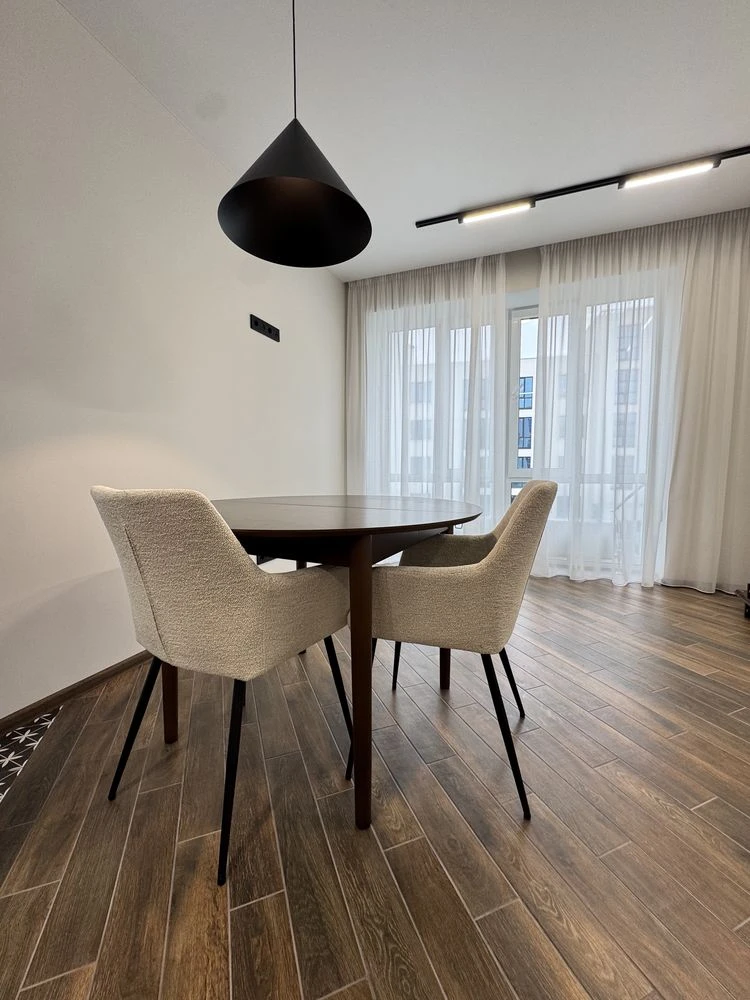 One-bedroom apartment with new renovation! Furniture and appliances! GAS! BALCONY!
