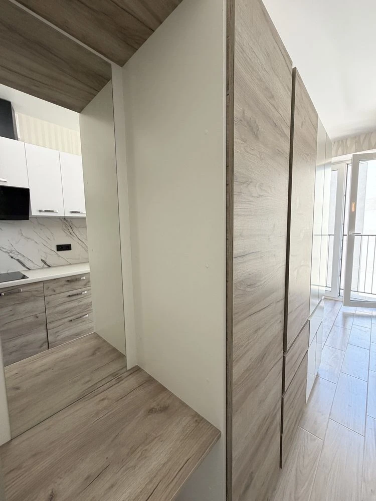 Apartment with New Renovation! Balcony! 10 minutes to Kyiv! Near the