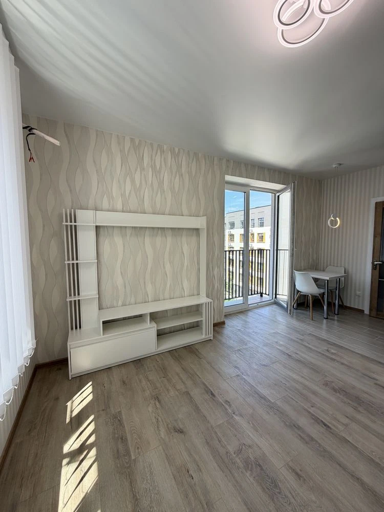 Apartment with New Renovation! Balcony! 10 minutes to Kyiv! Near the