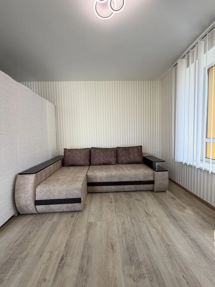 Apartment with New Renovation! Balcony! 10 minutes to Kyiv! Near the
