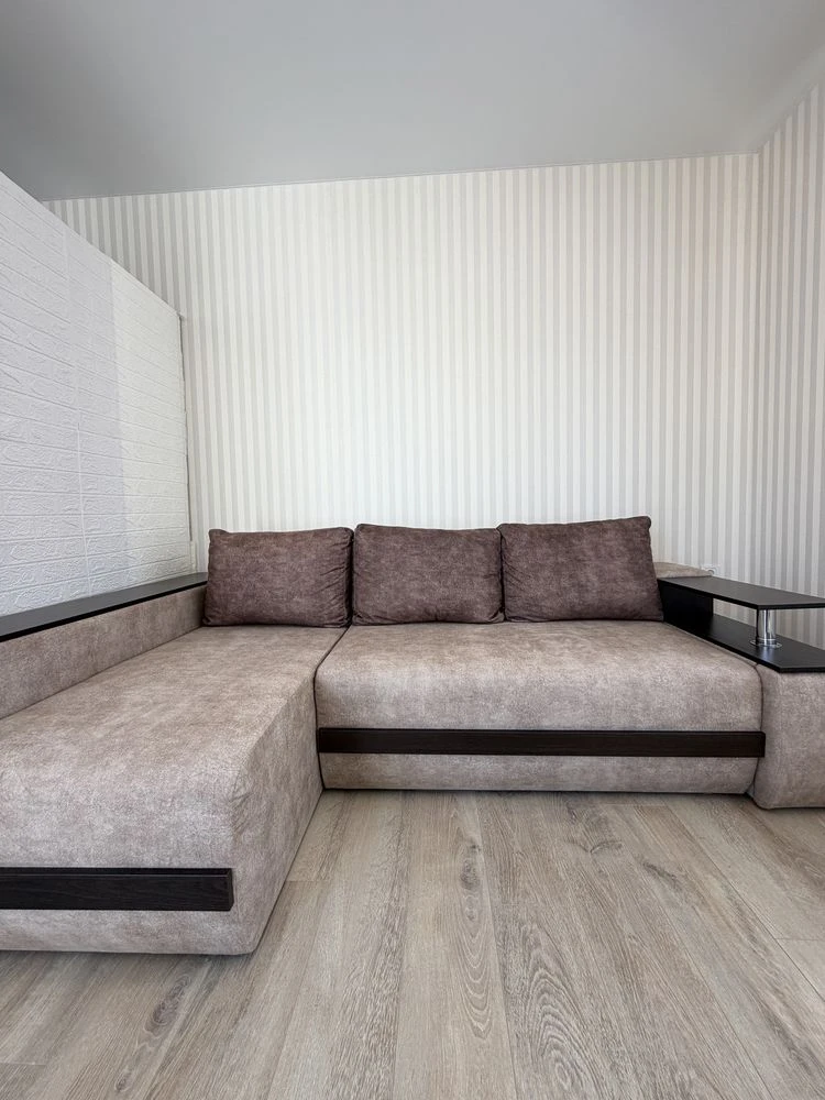 Apartment with New Renovation! Balcony! 10 minutes to Kyiv! Near the