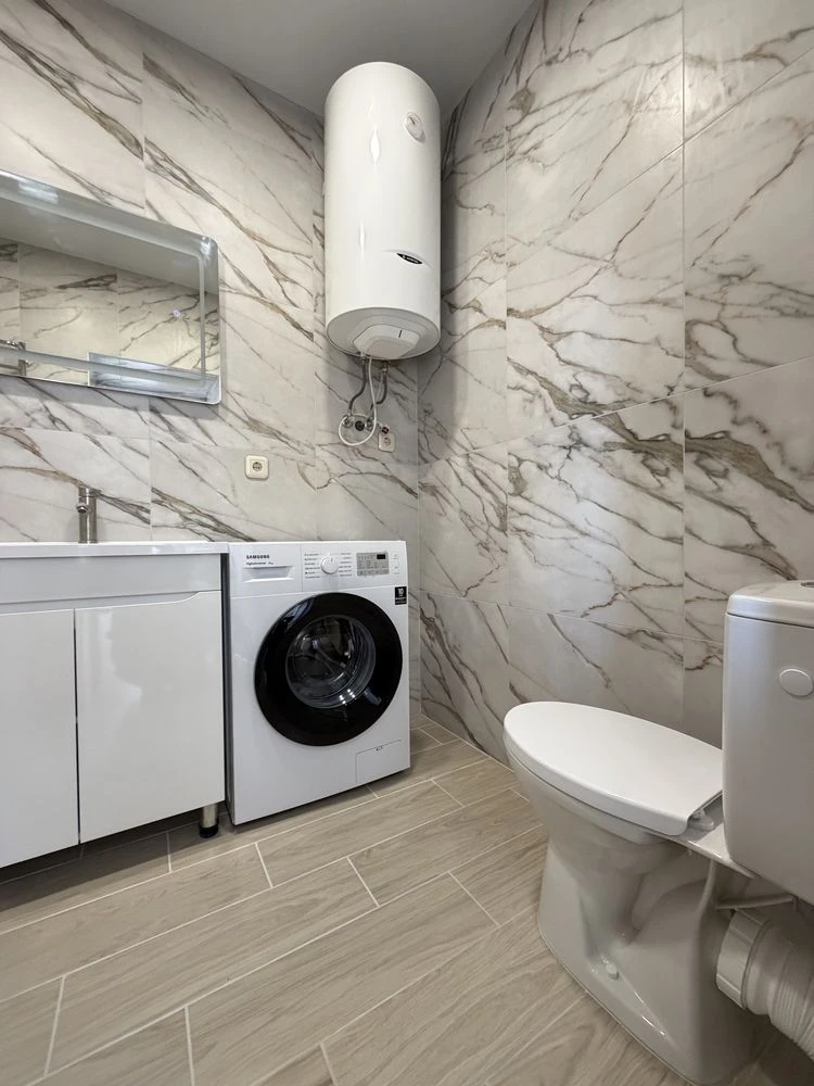 Apartment with New Renovation! Balcony! 10 minutes to Kyiv! Near the