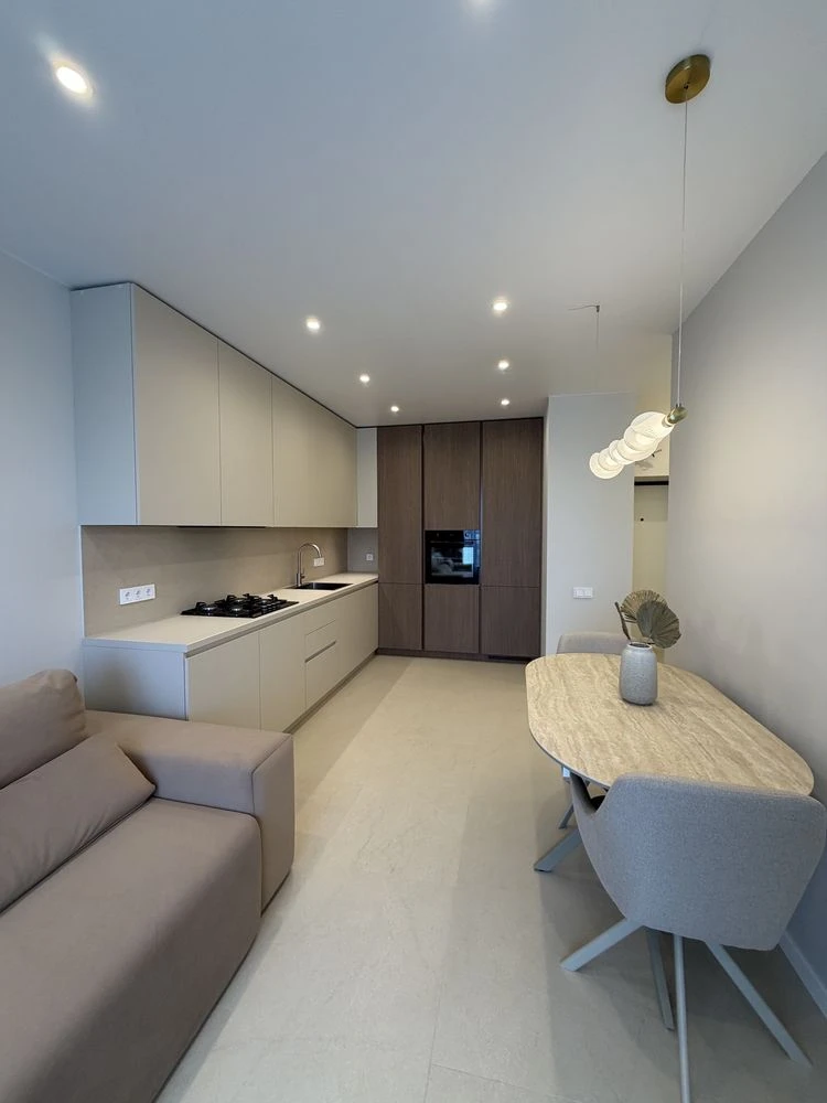Spacious 1-bedroom apartment with new renovation! Gas!