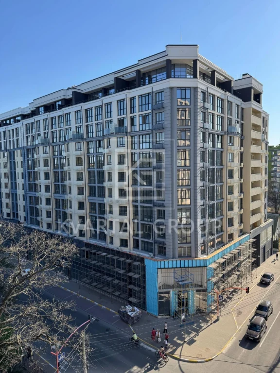 Spacious two-bedroom apartment in the center, 2 rooms near the park