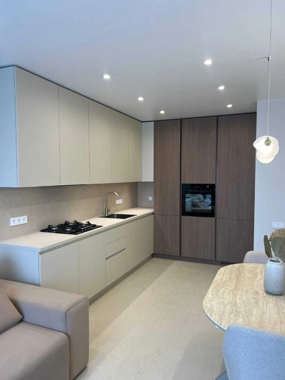 Продається 1-кімнатна квартира, 42 м², з ремонтом, біля Центрального парку.