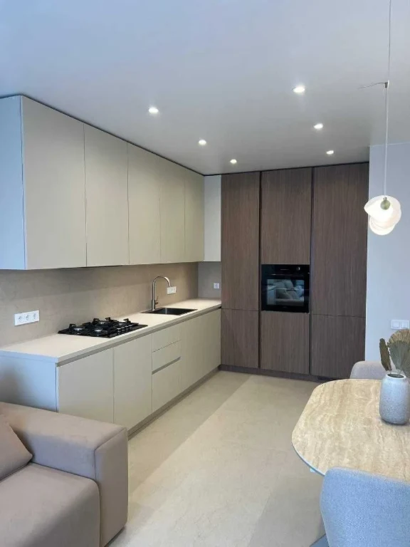 Продається 1-кімнатна квартира, 42 м², з ремонтом, біля Центрального парку.