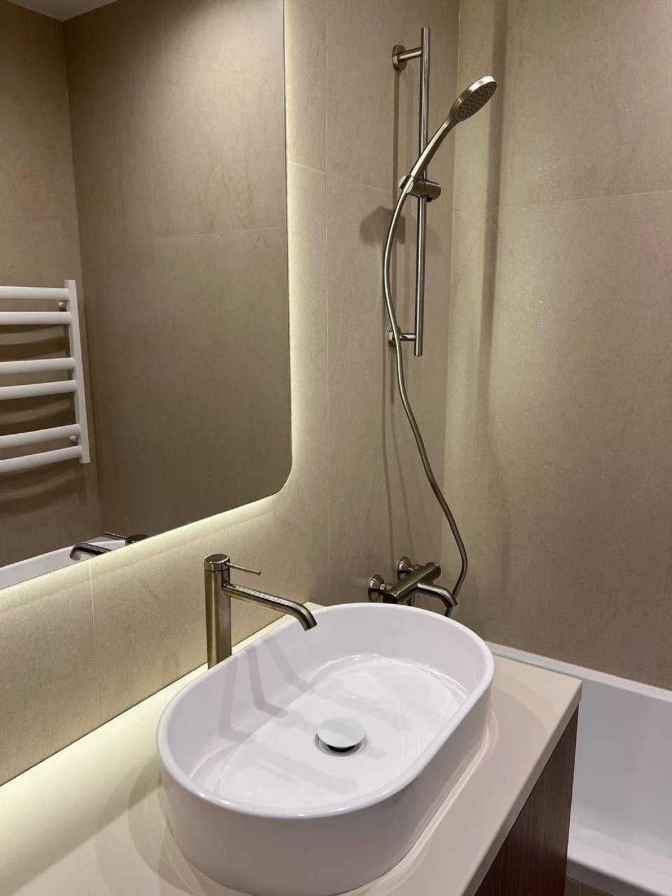 Продається 1-кімнатна квартира, 42 м², з ремонтом, біля Центрального парку.