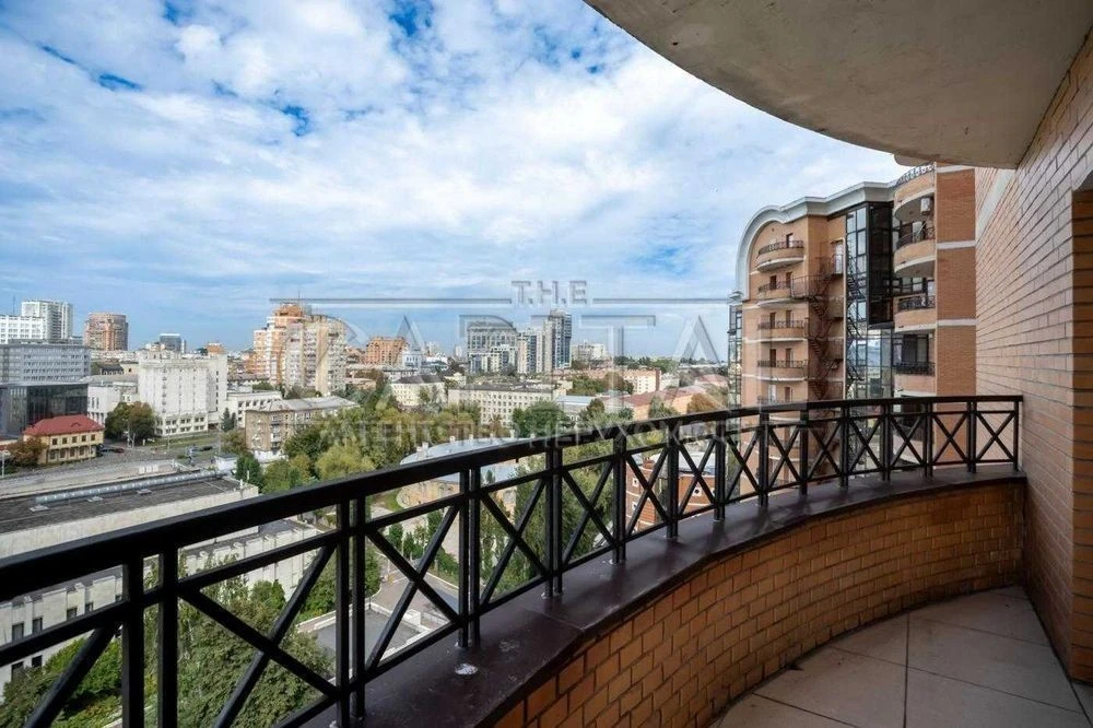 3-room apartment for sale with classic renovation Pechersk