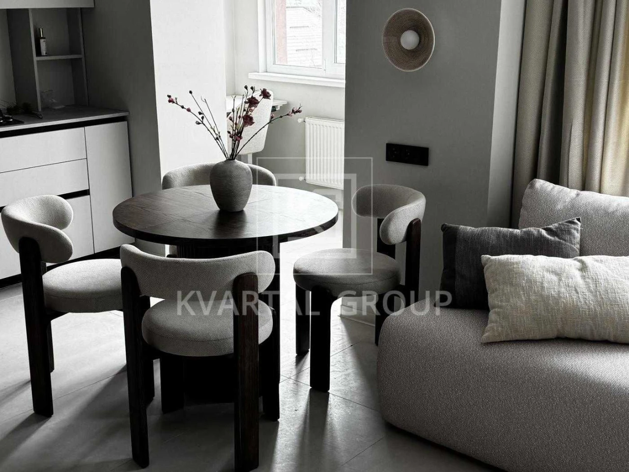 Sale of a spacious 2-bedroom apartment in the city center.