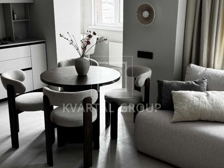 Sale of a spacious 2-bedroom apartment in the city center.