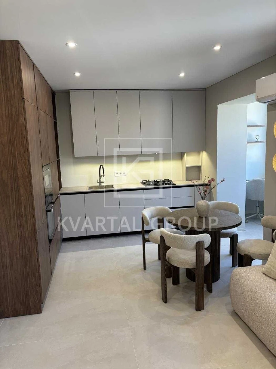 Sale of a spacious 2-bedroom apartment in the city center.