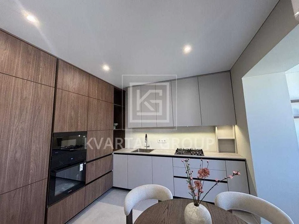 Sale of a spacious 2-bedroom apartment in the city center.