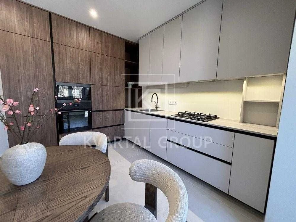 Sale of a spacious 2-bedroom apartment in the city center.